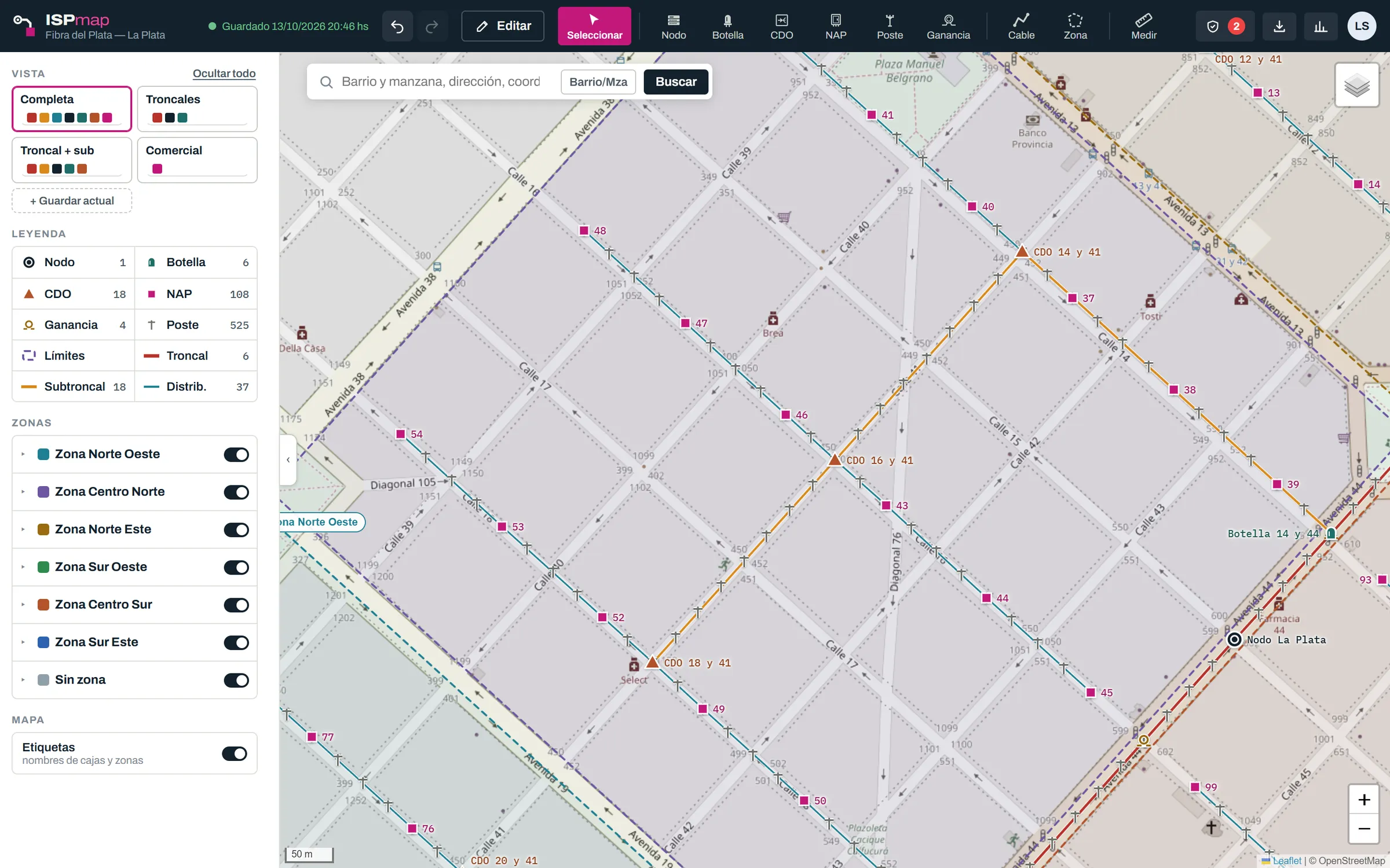 Zona Centro Norte de la red de ejemplo a nivel de calle: tres CDO, peines de distribución con NAP numeradas, la botella sobre la Av. 44 y postes.